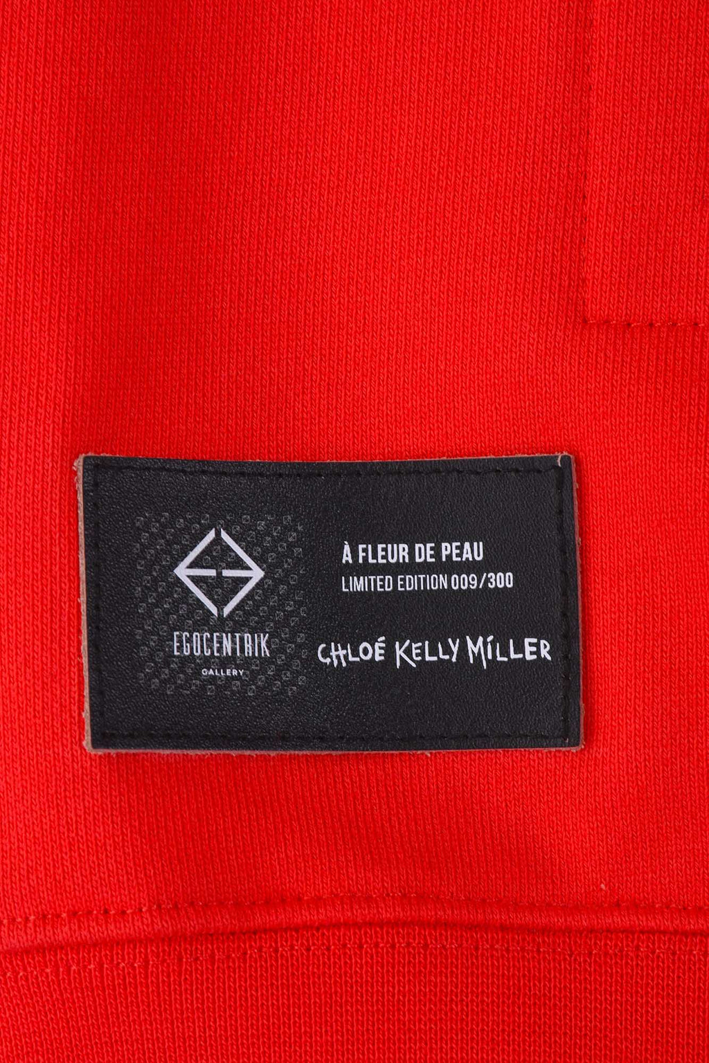 Hoodie rouge avec patch soie "A fleur de peau"