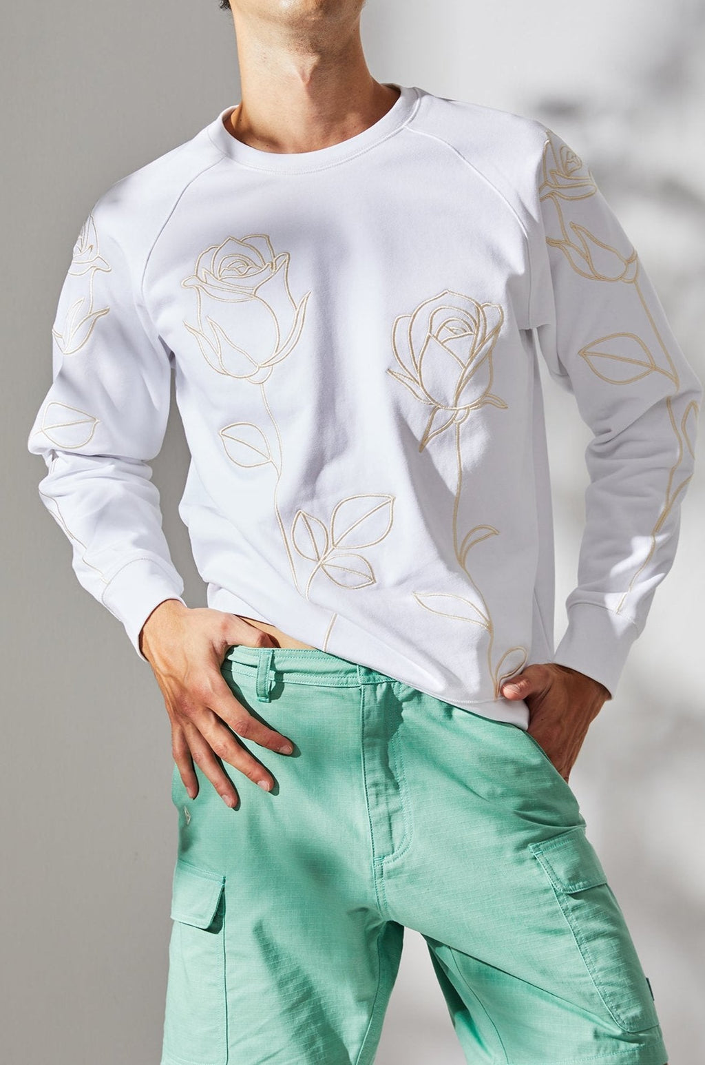 Sweat blanc col rond brodé "Roses"