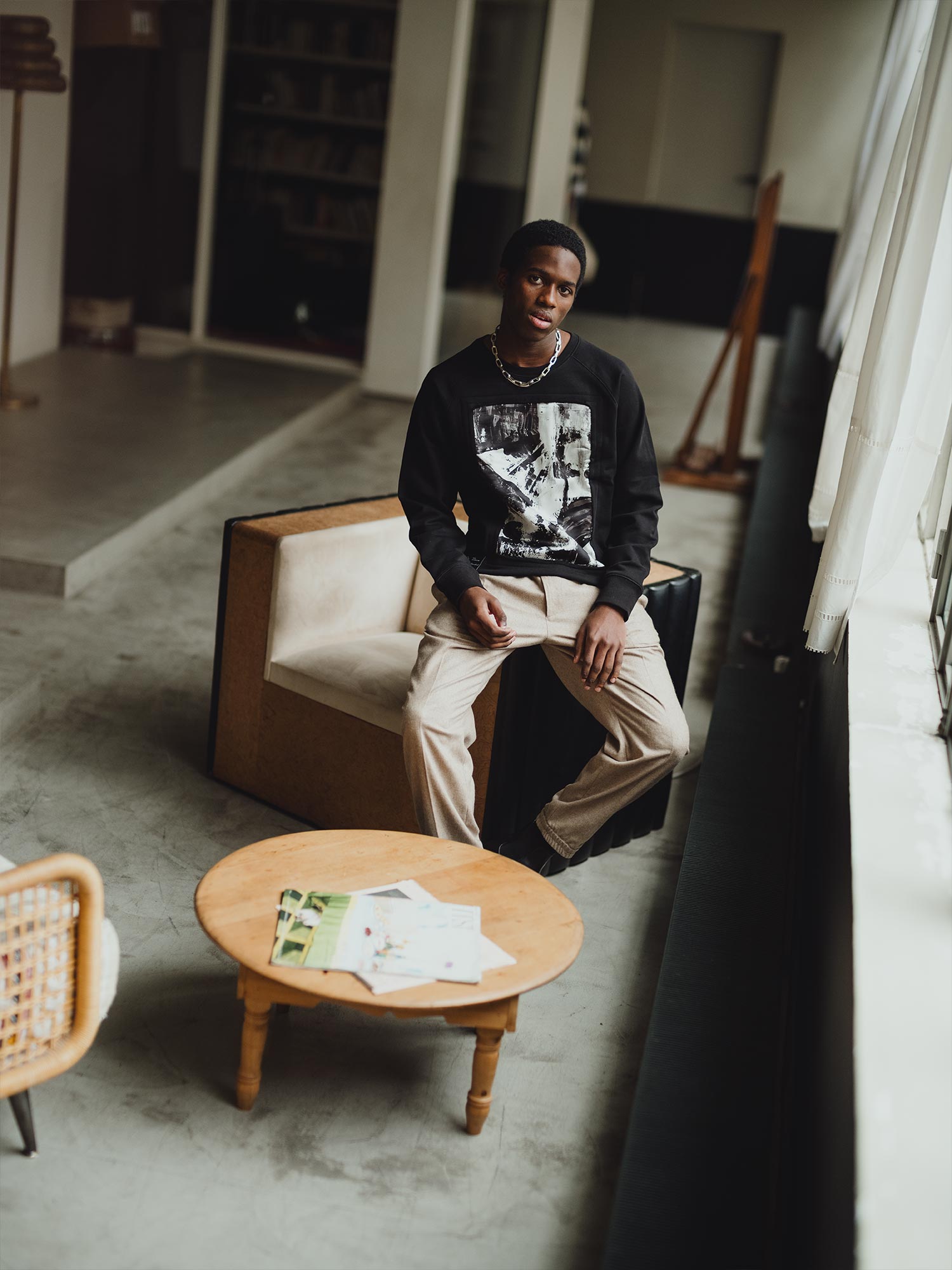 Sweat noir avec patch soie "Strates"