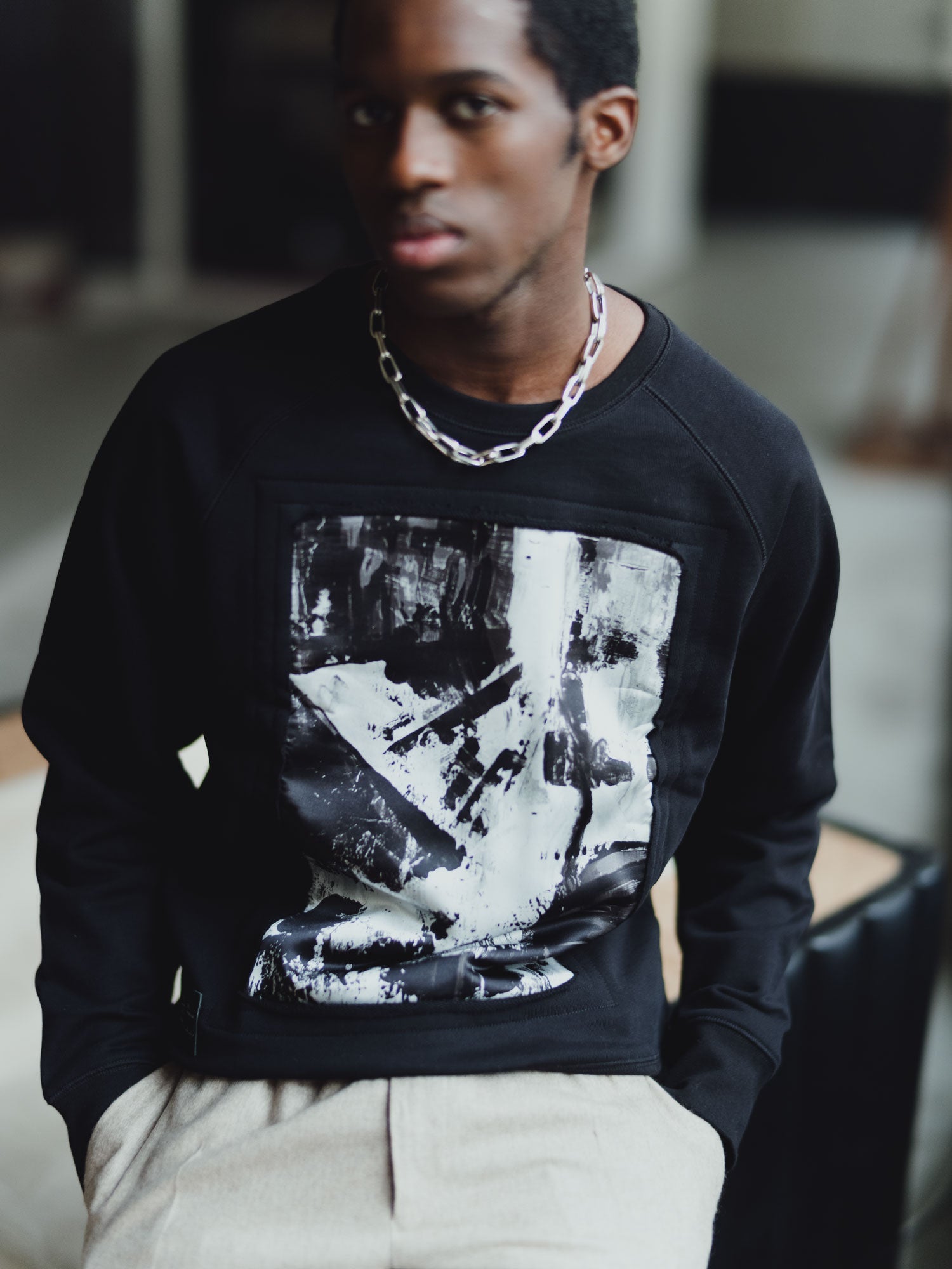 Sweat noir avec patch soie "Strates"