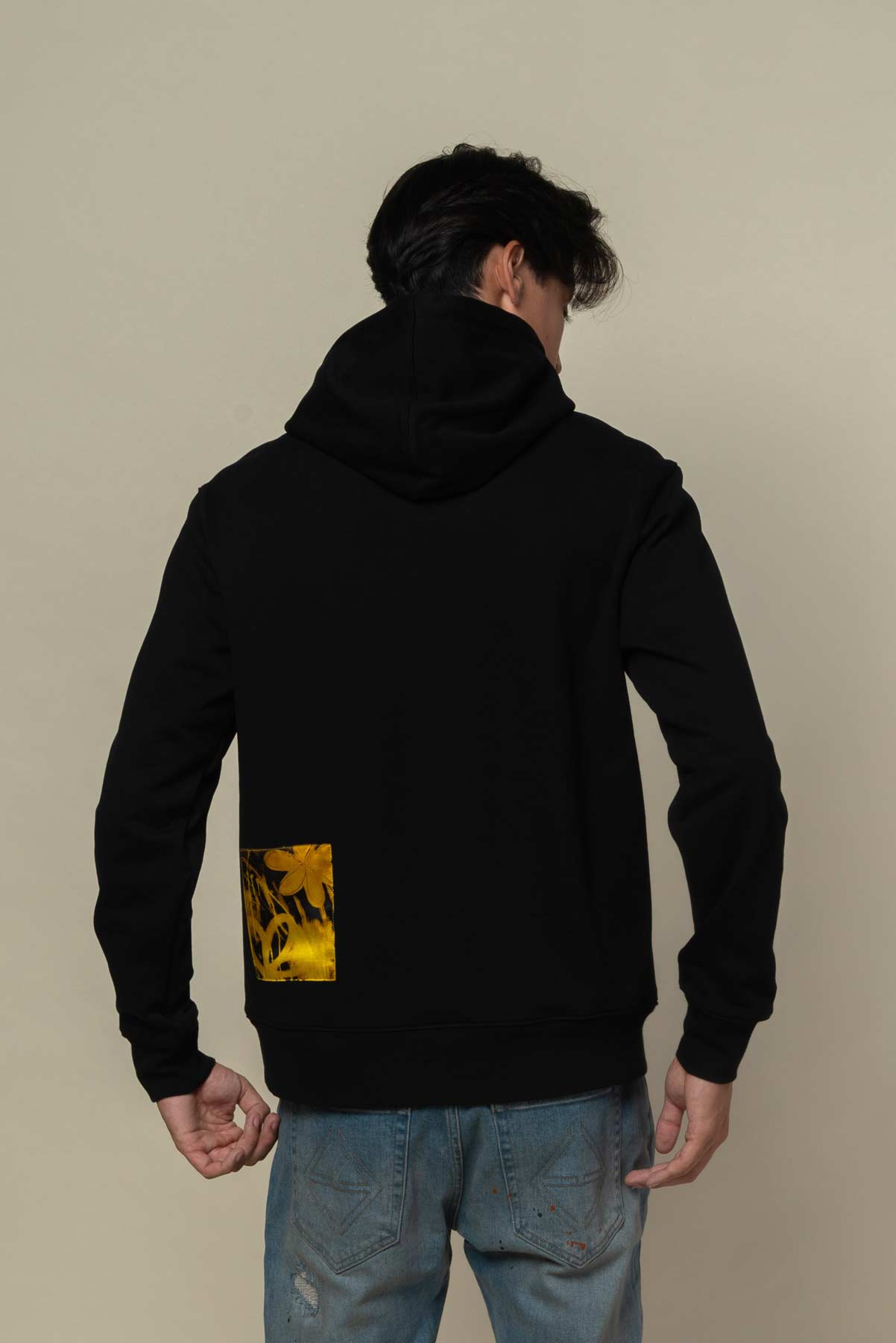Hoodie noir avec patch soie "Yellow flowers"