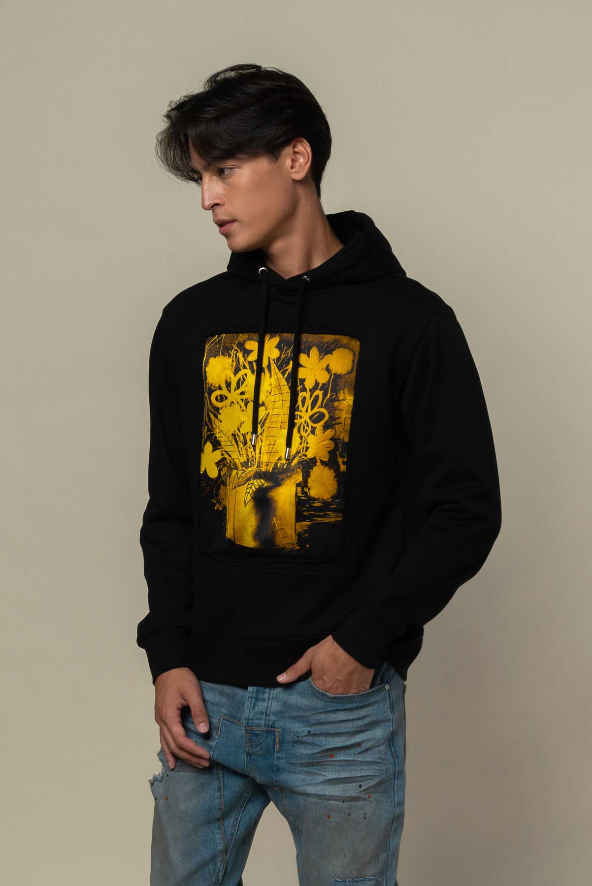 Hoodie noir avec patch soie "Yellow flowers"