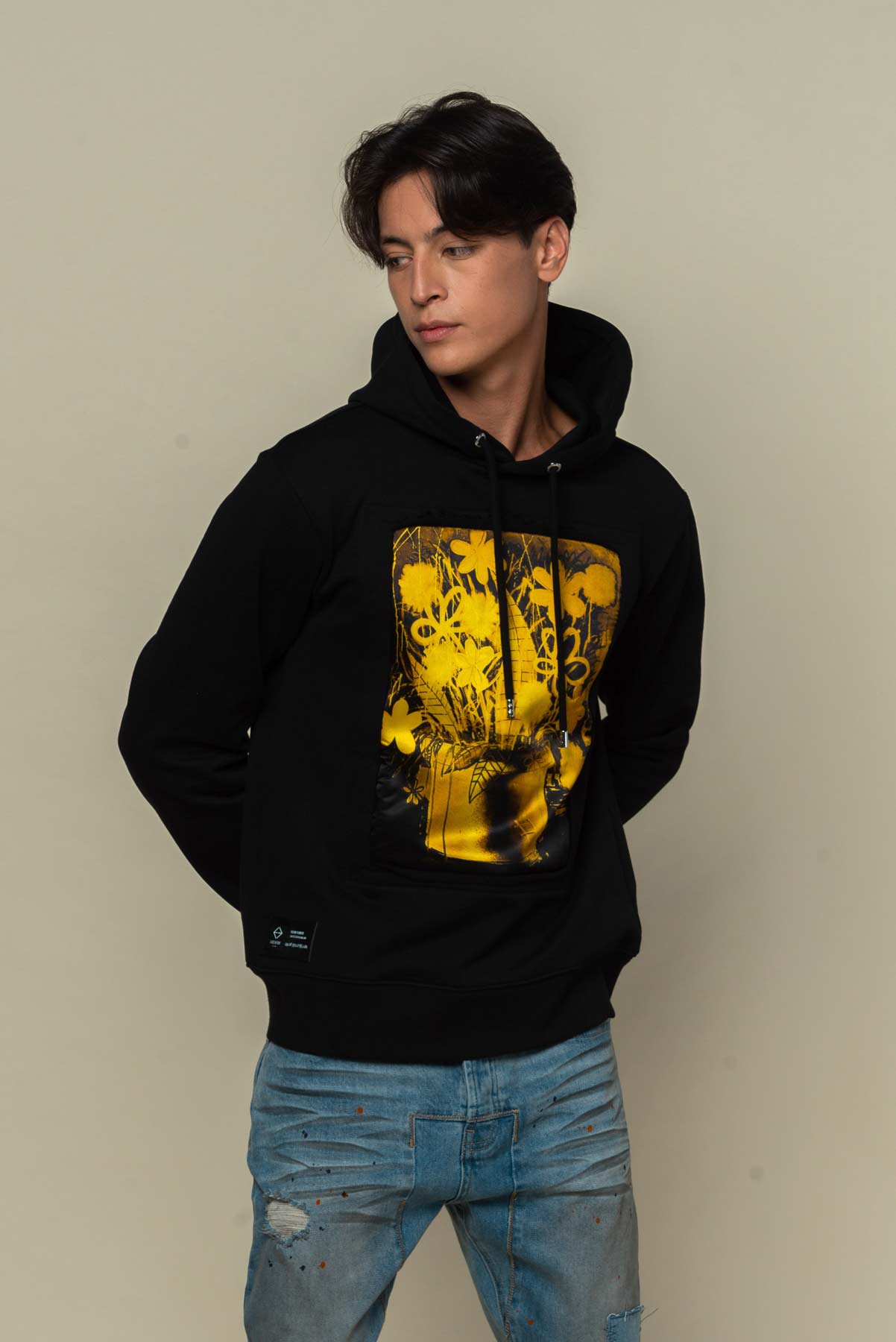 Hoodie noir avec patch soie "Yellow flowers"