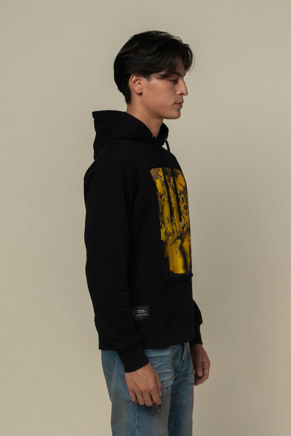 Hoodie noir avec patch soie "Yellow flowers"