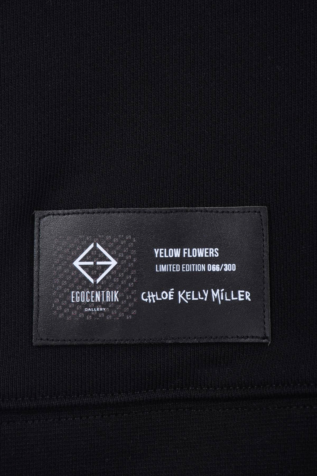 Hoodie noir avec patch soie "Yellow flowers"