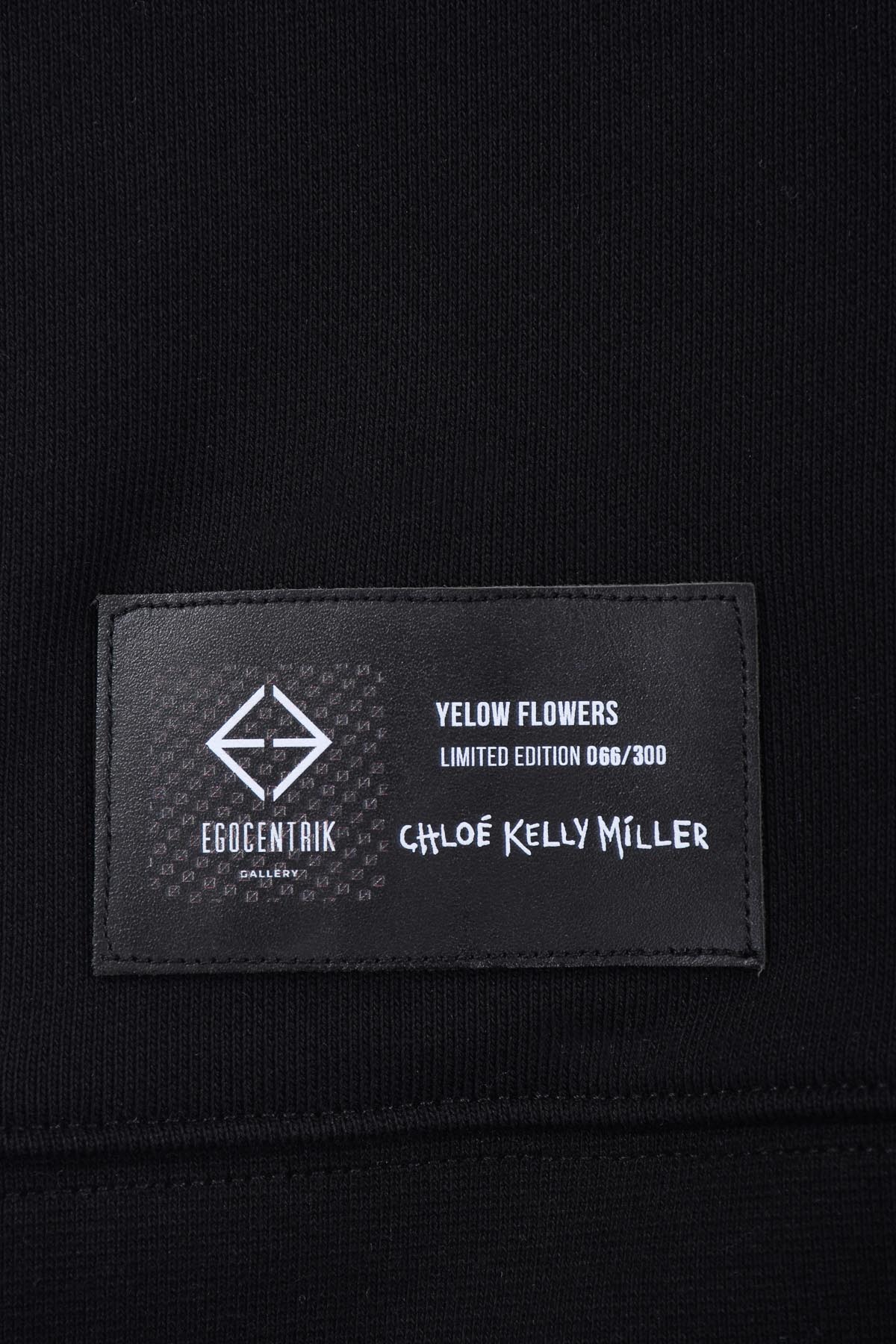 Hoodie noir avec patch soie "Yellow flowers"