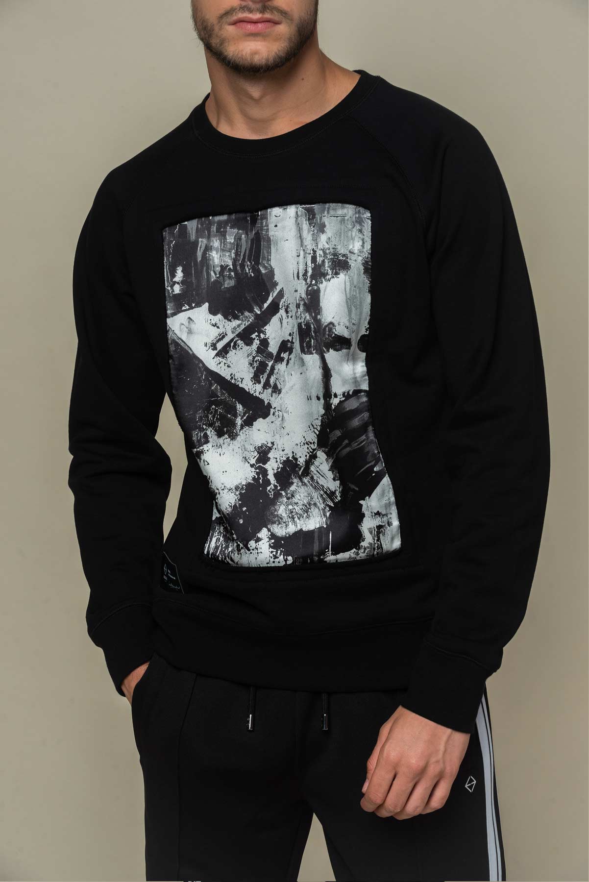 Sweat noir avec patch soie "Strates"