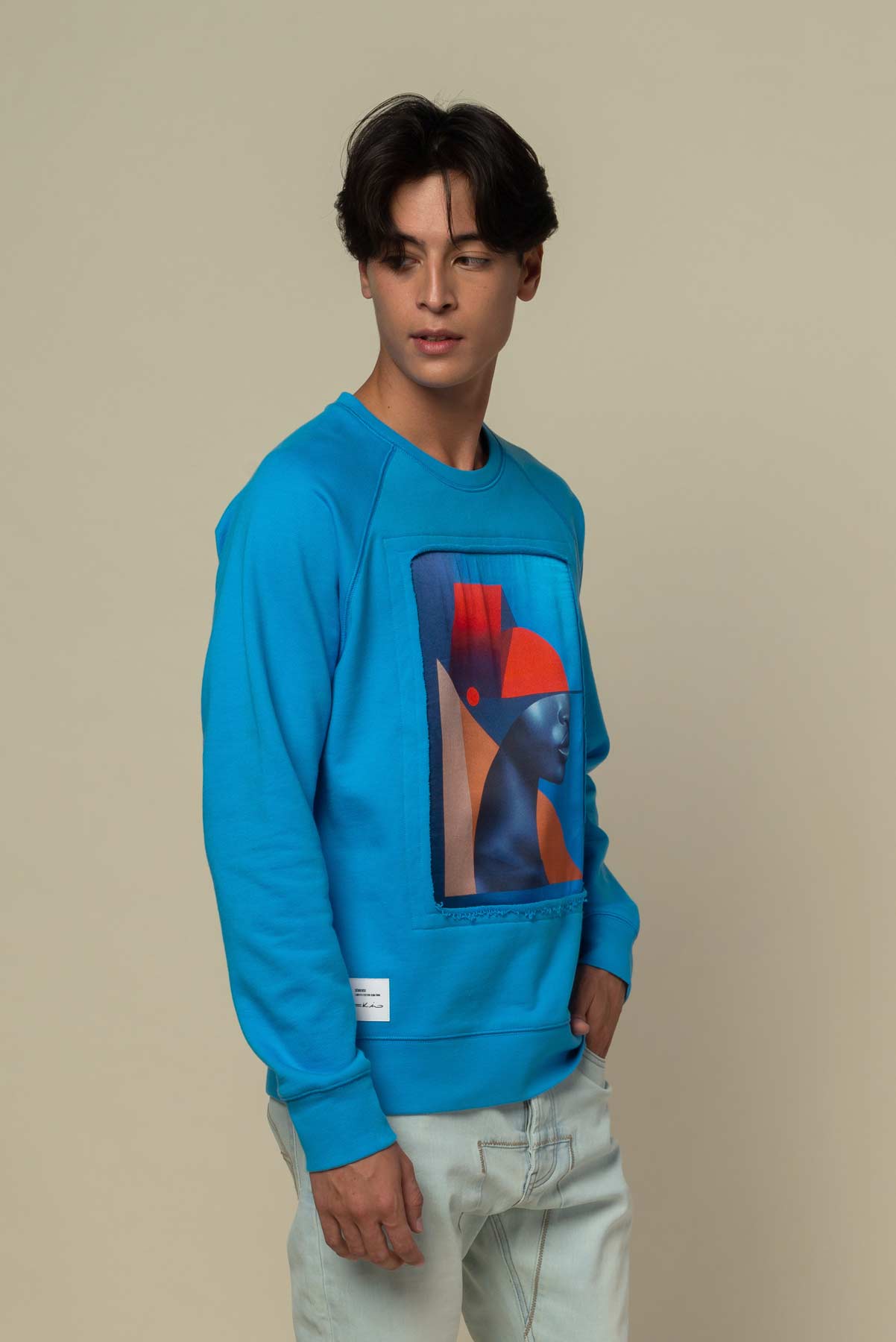 Sweat bleu avec patch soie "Serieuse"
