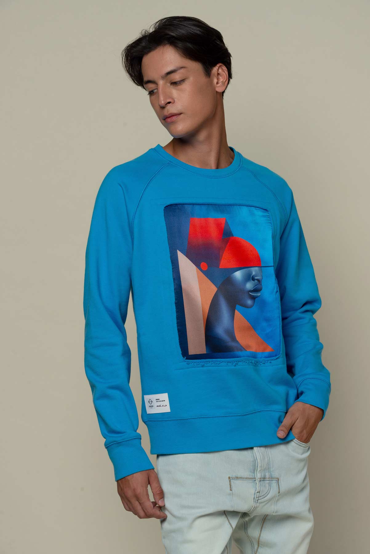 Sweat bleu avec patch soie "Serieuse"