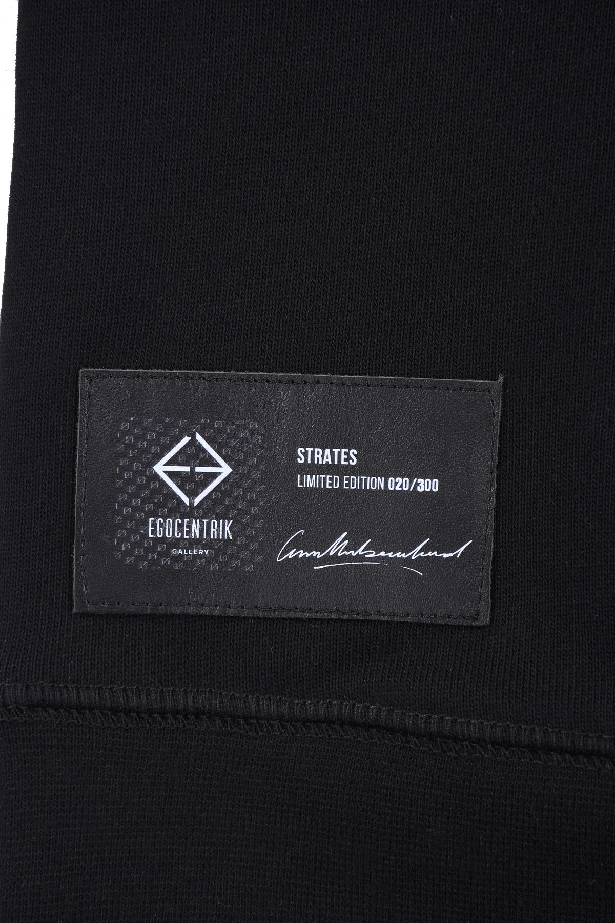 Sweat noir avec patch soie "Strates"