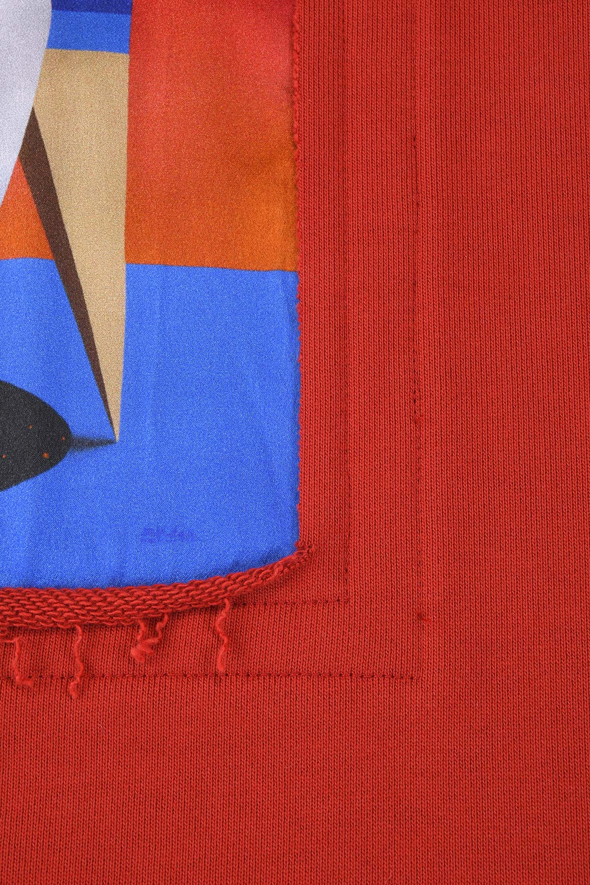 Sweat rouge avec patch soie "Gemeos"