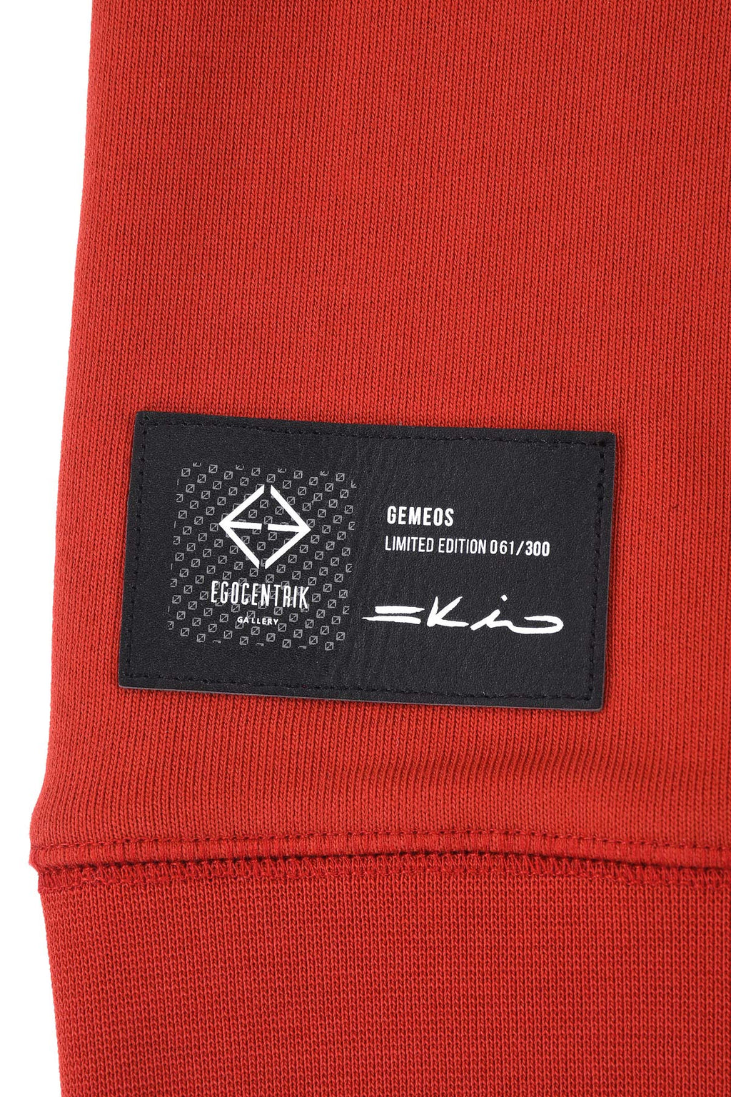 Sweat rouge avec patch soie "Gemeos"