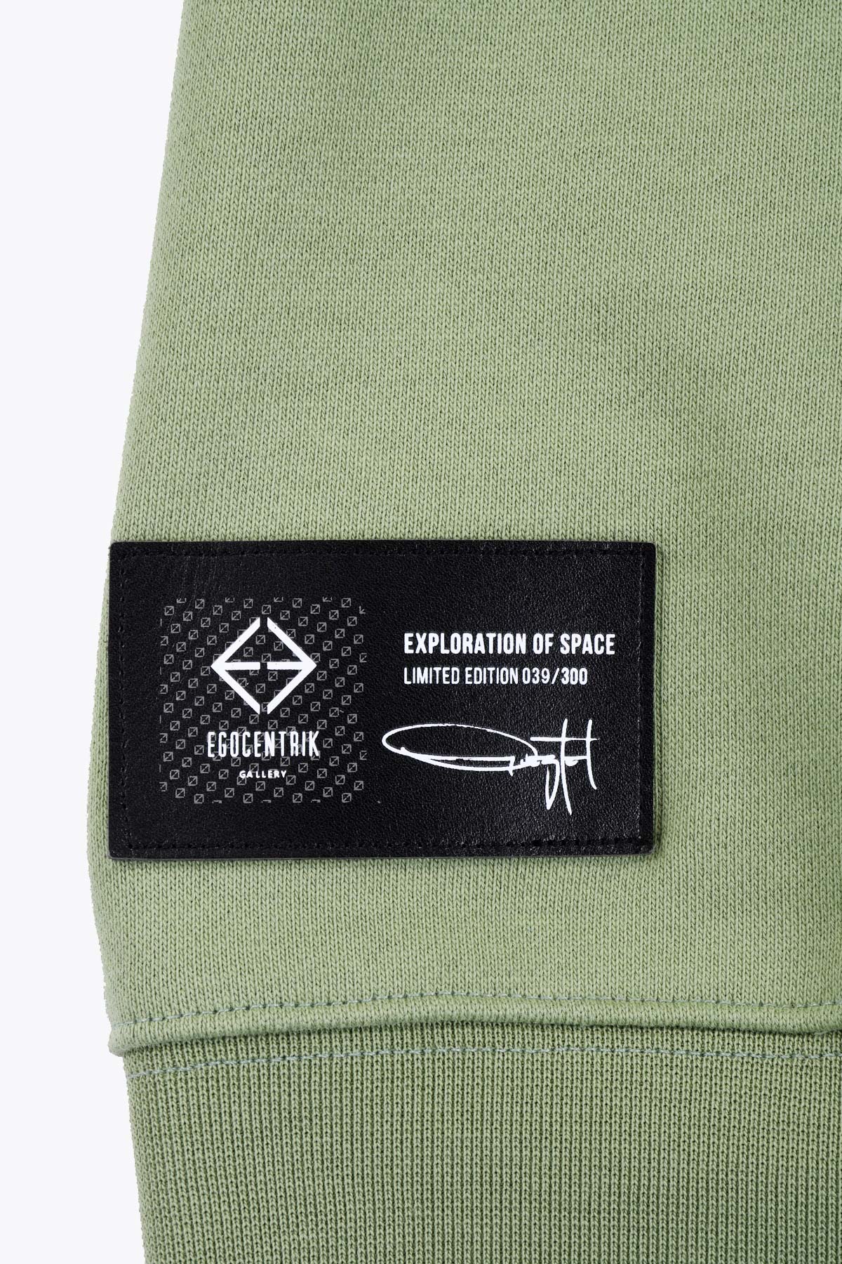 Hoodie Vert avec patch soie "Exploration"