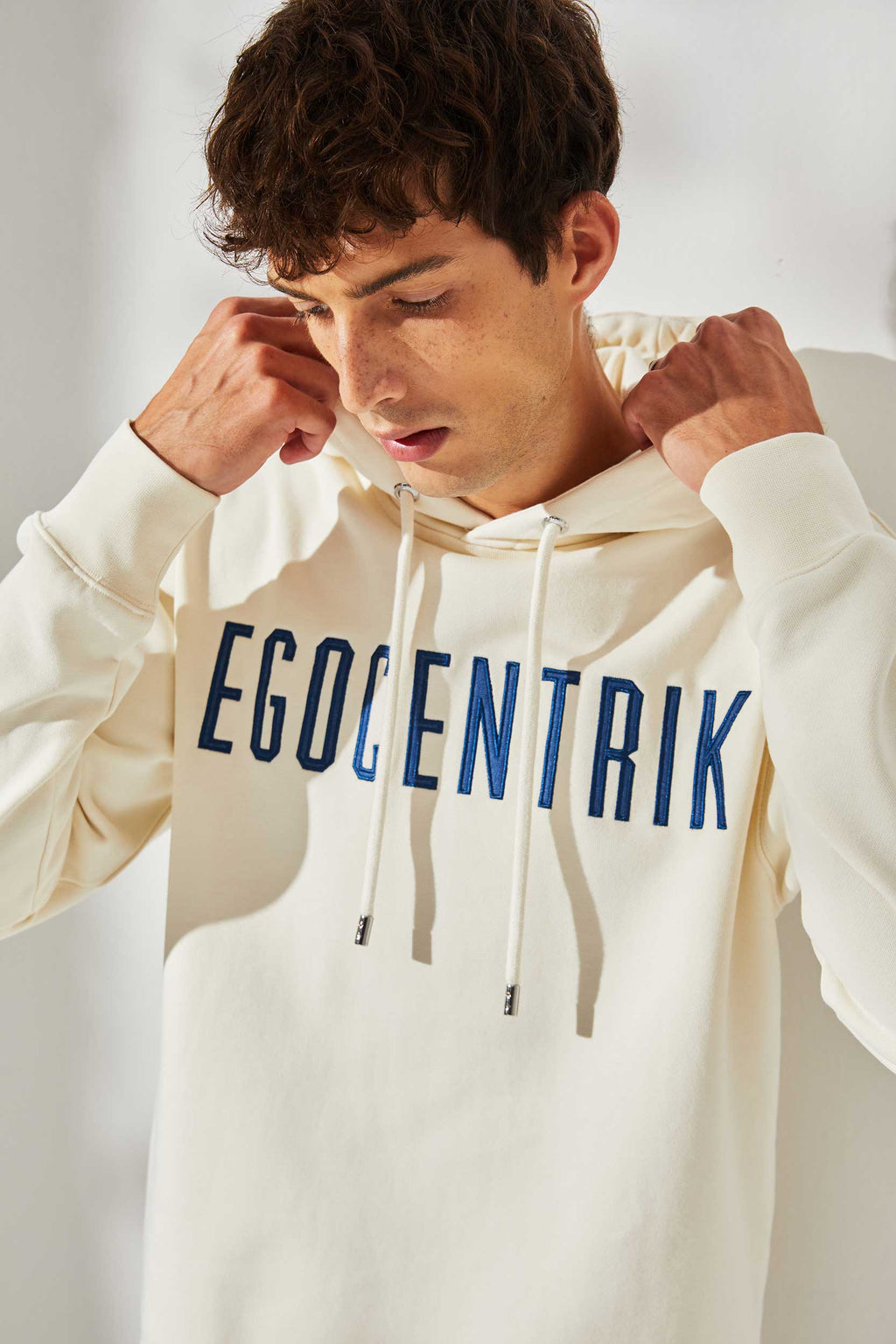 Hoodie Egocentrik brodé jean