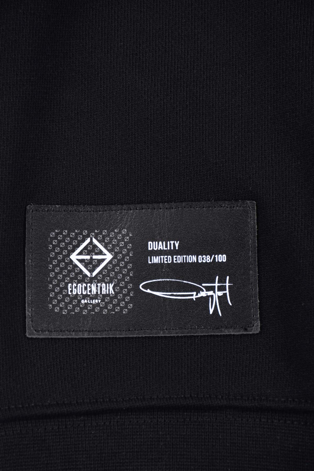Hoodie noir avec patch soie "Duality"