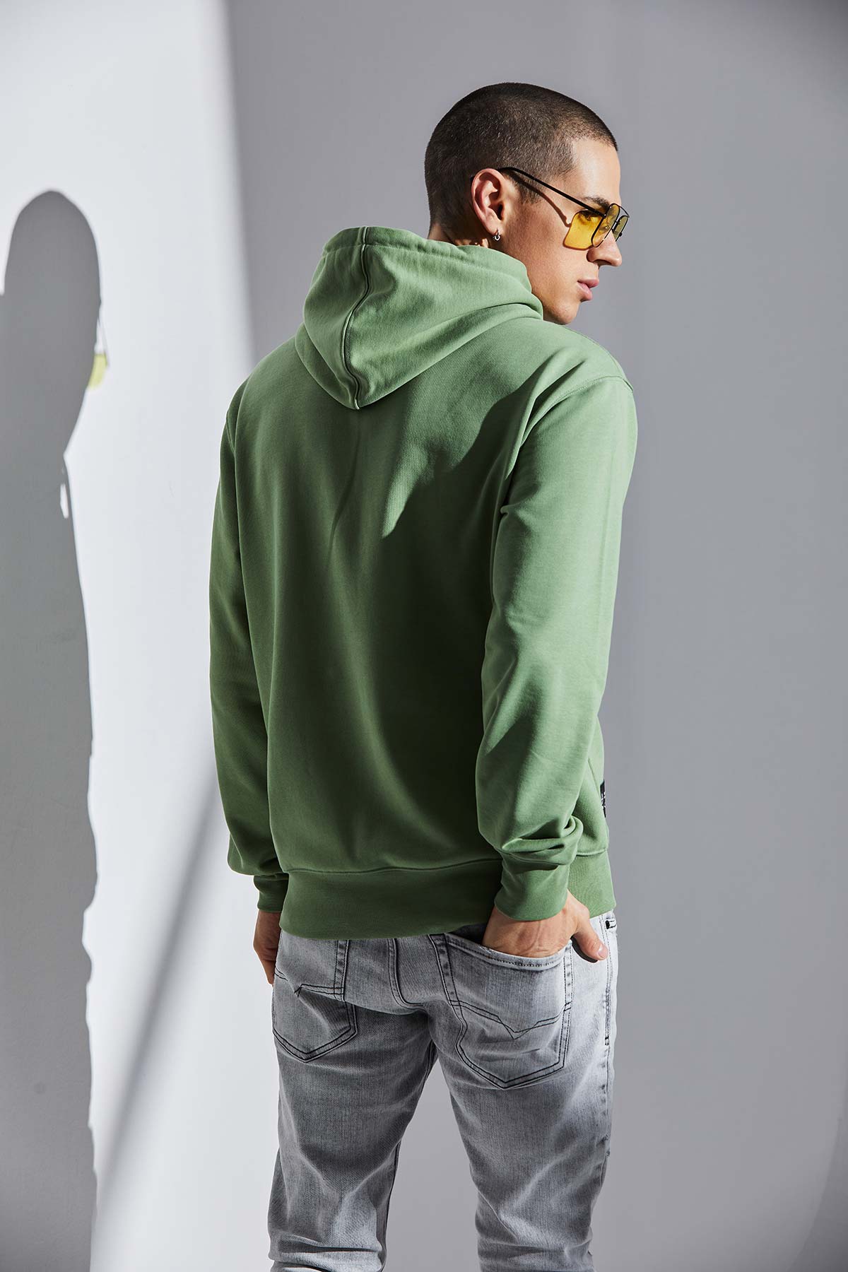 Hoodie Vert avec patch soie "Exploration"