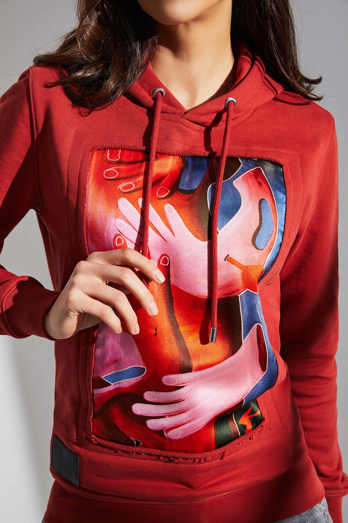 Hoodie rouge avec patch soie "A fleur de peau"