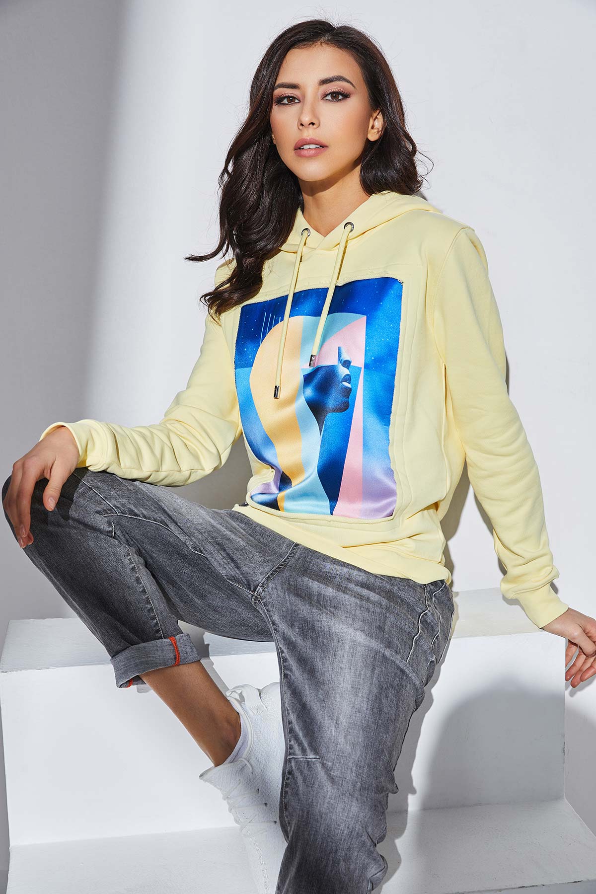 Hoodie jaune avec patch soie "Pop VR"
