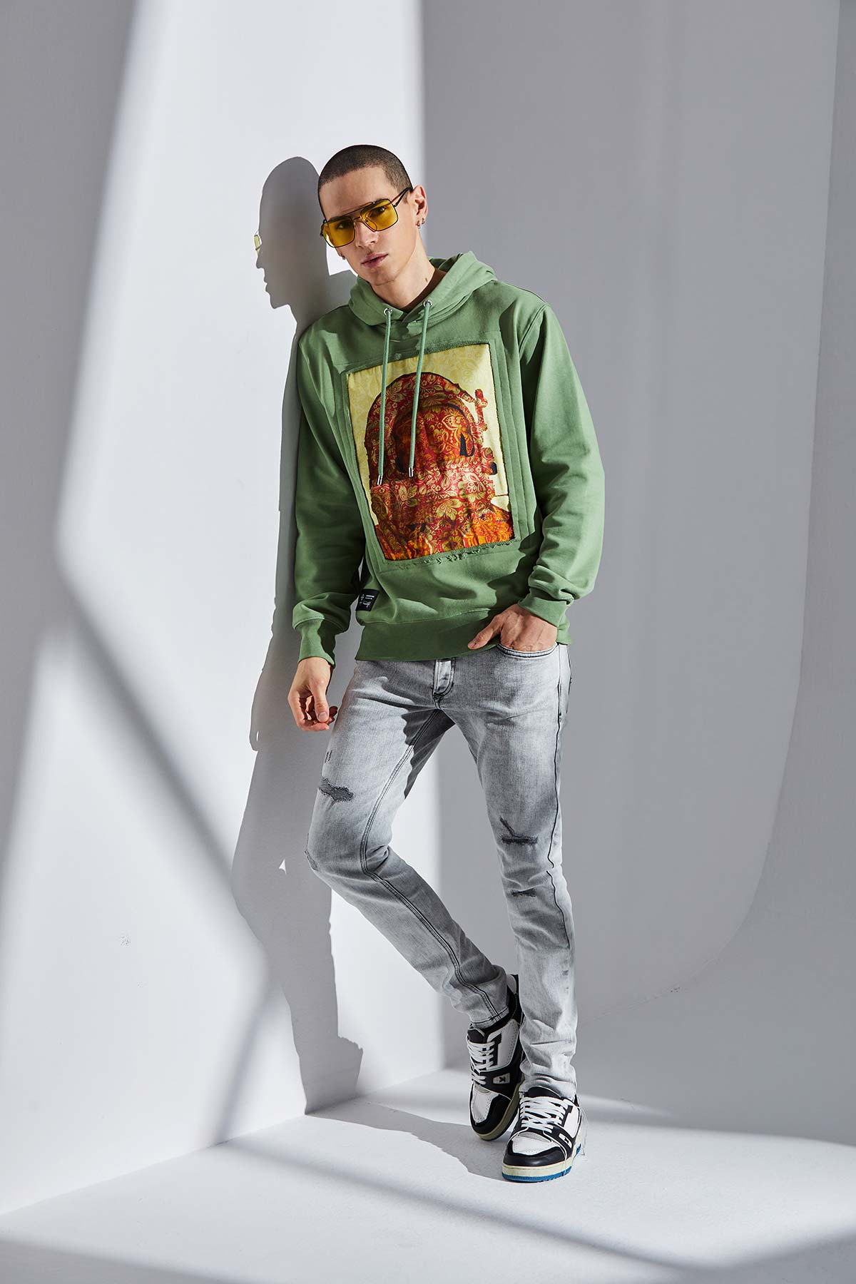Hoodie Vert avec patch soie "Exploration"
