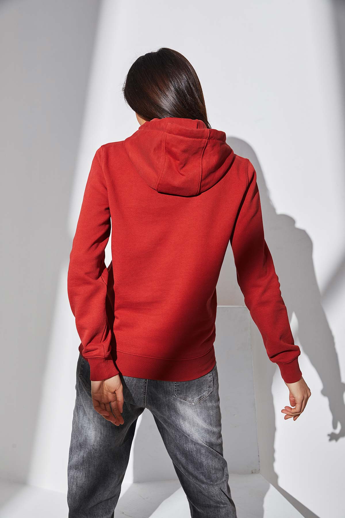 Hoodie rouge avec patch soie "A fleur de peau"