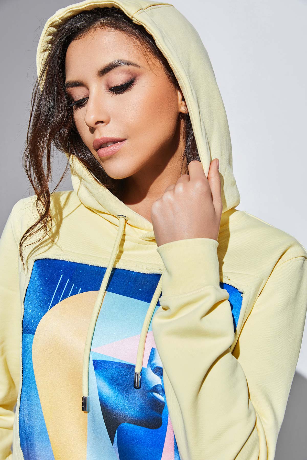 Hoodie jaune avec patch soie "Pop VR"