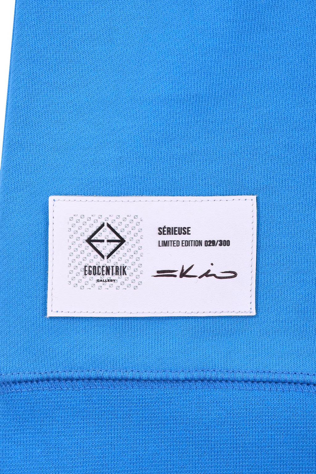 Sweat bleu avec patch soie "Serieuse"