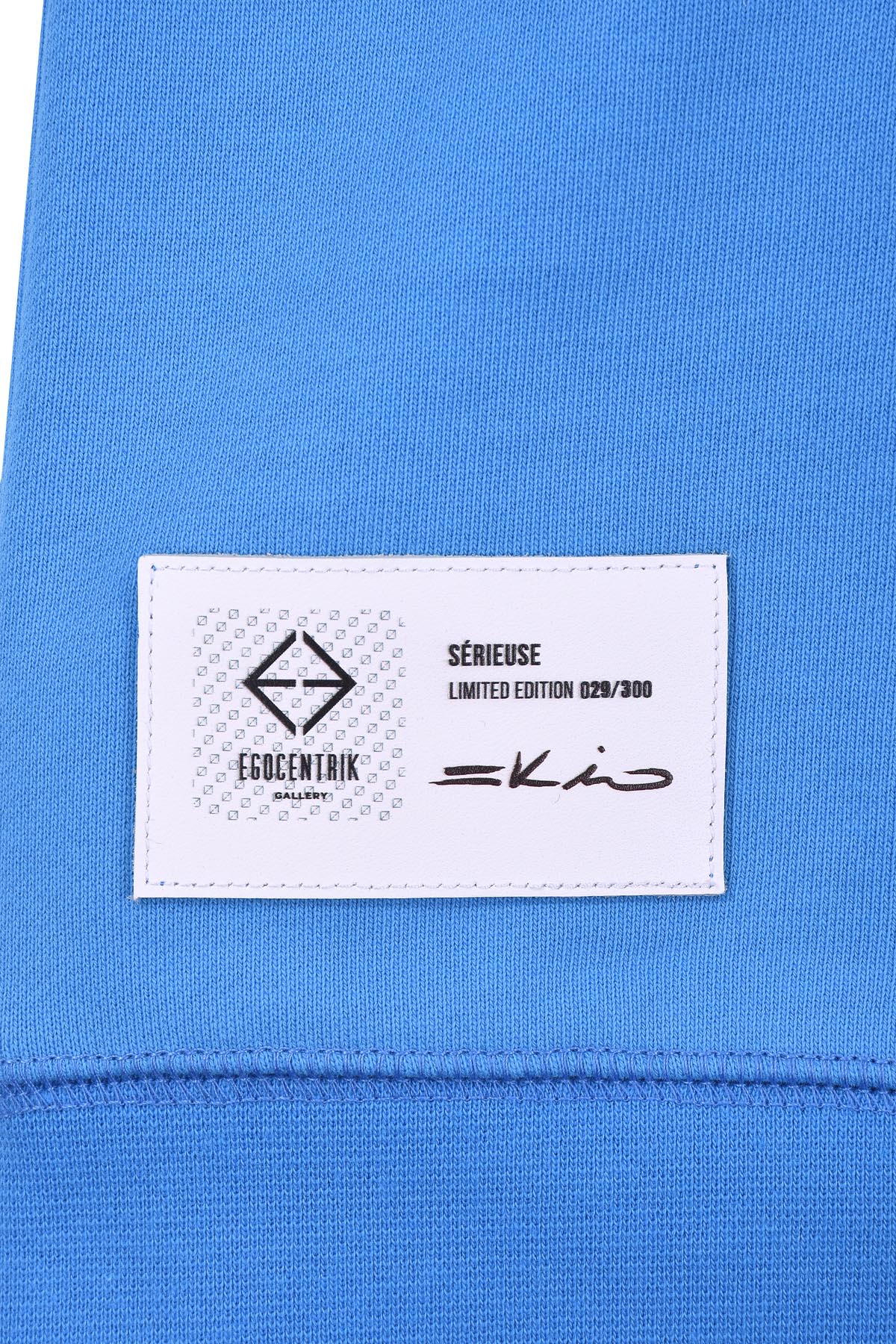Sweat bleu avec patch soie "Serieuse"