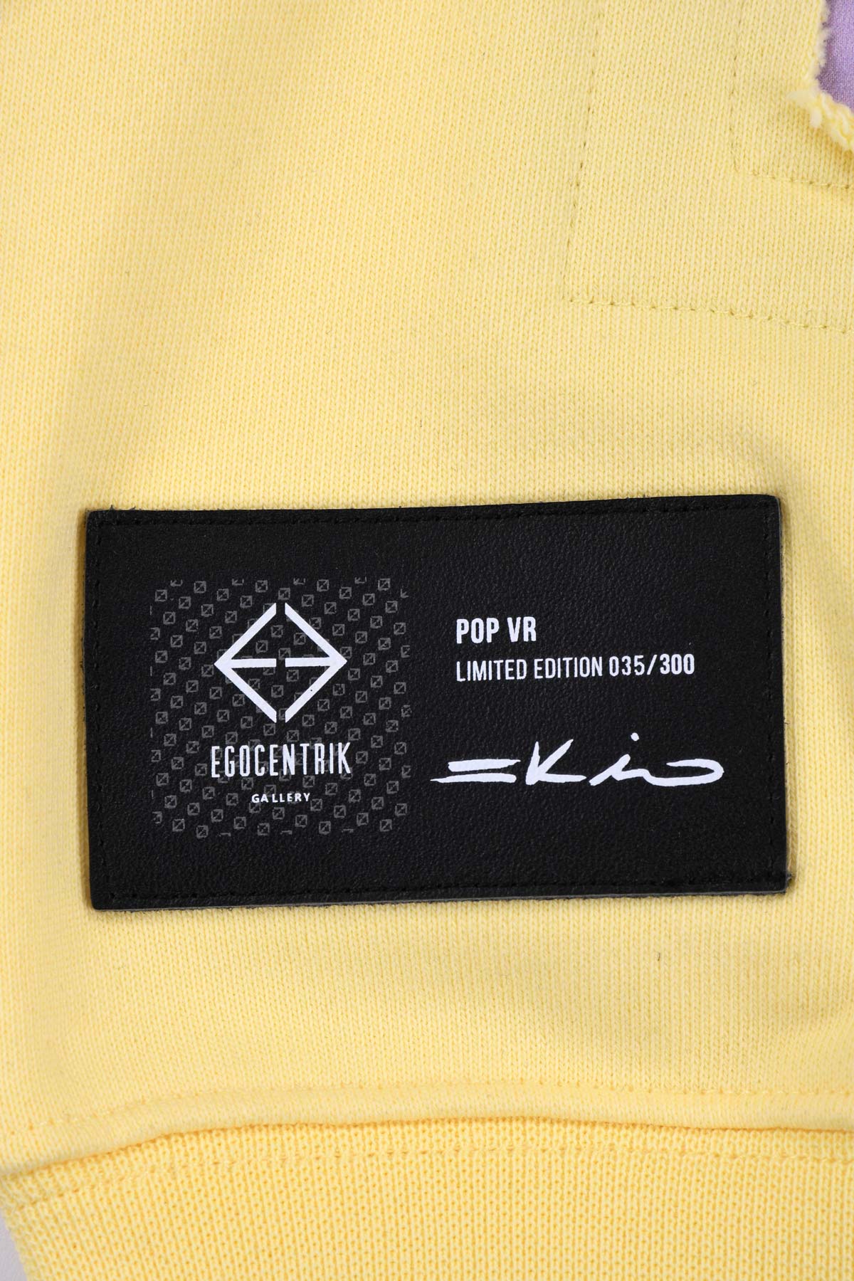 Hoodie jaune avec patch soie "Pop VR"