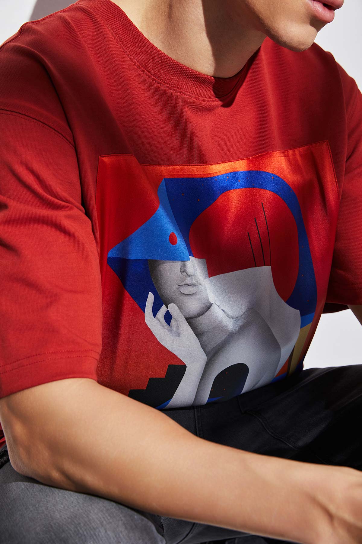 T-Shirt rouge Oversized avec patch soie "Gemeos"