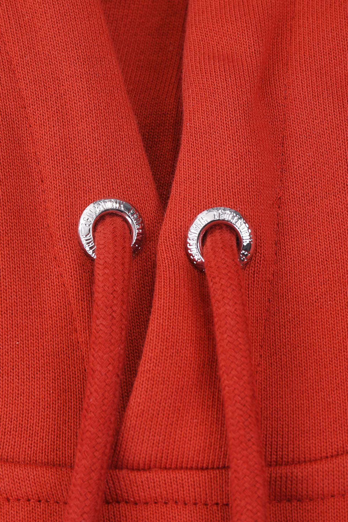 Hoodie rouge avec patch soie "A fleur de peau"