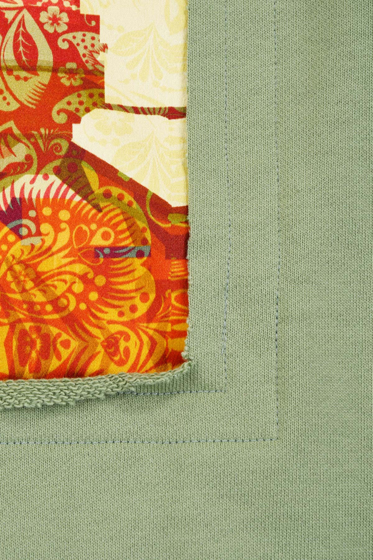 Hoodie Vert avec patch soie "Exploration"
